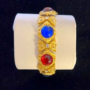 Bracelet with 7 large circular stones and 8 rhinestones set in color gold